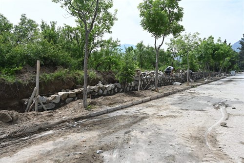 Yenice Mezarlığının tehlike arz eden duvarı yenileniyor