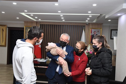 Hafize Arya bebek ve ailesi Başdeğirmen çiftini ziyaret etti