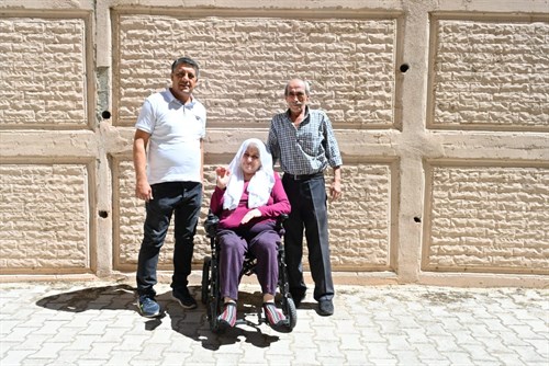 Ayten teyze akülü tekerlekli sandalye ile hayata yeni bir adım attı